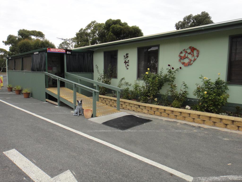 Hotel Lake Albert Caravan Park Meningie Esterno foto