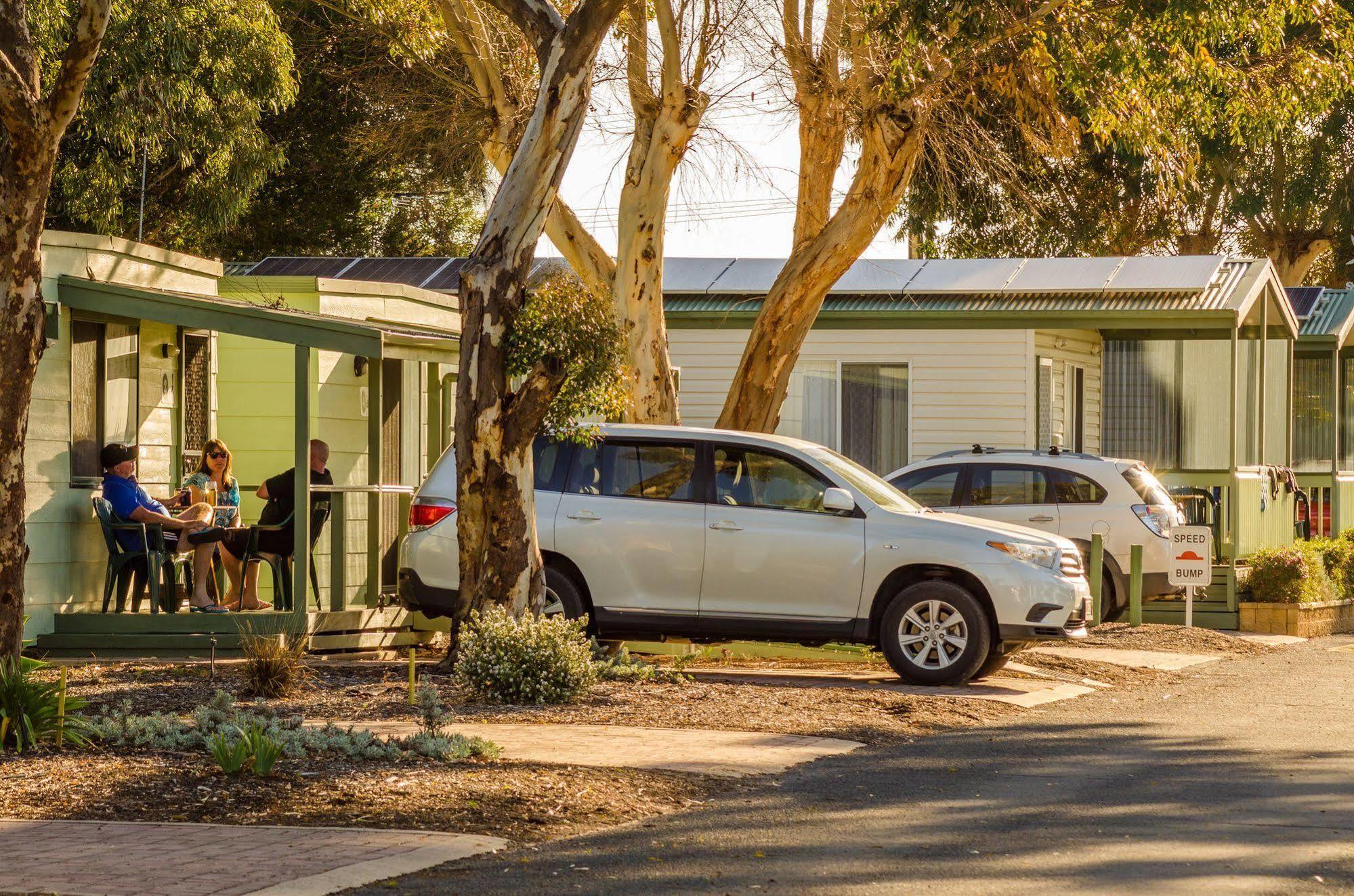 Hotel Lake Albert Caravan Park Meningie Esterno foto