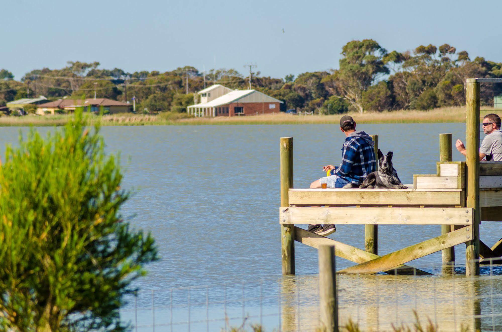 Hotel Lake Albert Caravan Park Meningie Esterno foto