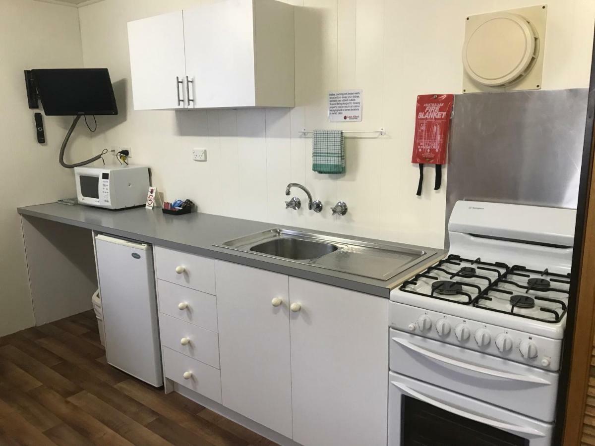 Hotel Lake Albert Caravan Park Meningie Esterno foto
